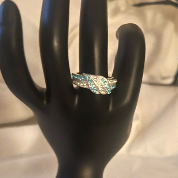 A beautiful blue & white diamond ring - Picture 1 of 4